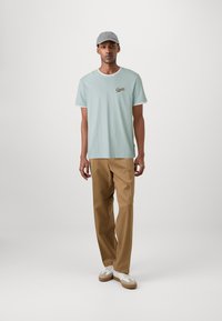 Guess Jeans SCRIPT - Lihtne T-särk - azure laguna