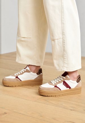 Trainers - beige