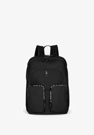 Musta nailoninen reppu, jossa on kaksi etupuolen vetoketjullista taskua, pehmustetut olkahihnat ja logoyksityiskohta. Tyylikäs muotoilu, jossa on sileä pinta.