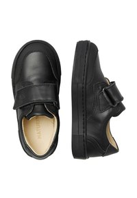 Scarpe per bambini in pelle nera con strappi in velcro, colli imbottiti e suole in gomma texturizzata, mostrate da viste superiori e laterali.