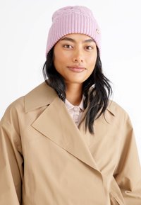 COACH CABLE BEANIE - Čiapka - faded pink