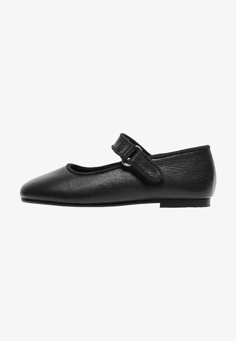 Chaussure Mary Jane plate noire avec bout arrondi, finition texturée et bride ajustable à fermeture velcro sur le cou-de-pied.