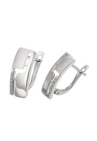 Sidabro auskarų pora su poliruotu kreivu dizainu ir vertikalia eilute mažų skaidrių brangakmenių kiekviename auskare.