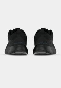 Ténis desportivos pretos com parte superior em rede, biqueira arredondada e sola almofadada. Apresentam uma alça na parte de trás e uma marca discreta no lado.