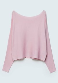 Pull en maille côtelée rose clair avec manches longues et large encolure bateau, présenté sur un fond uni clair.