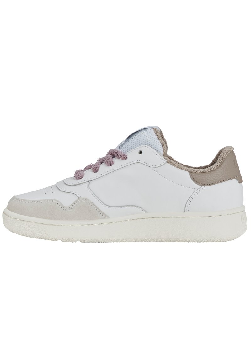 Sneaker in pelle bianca con dettagli in suede grigio chiaro, lacci viola, suola testurizzata e linguetta in rete. Design classico low-top.