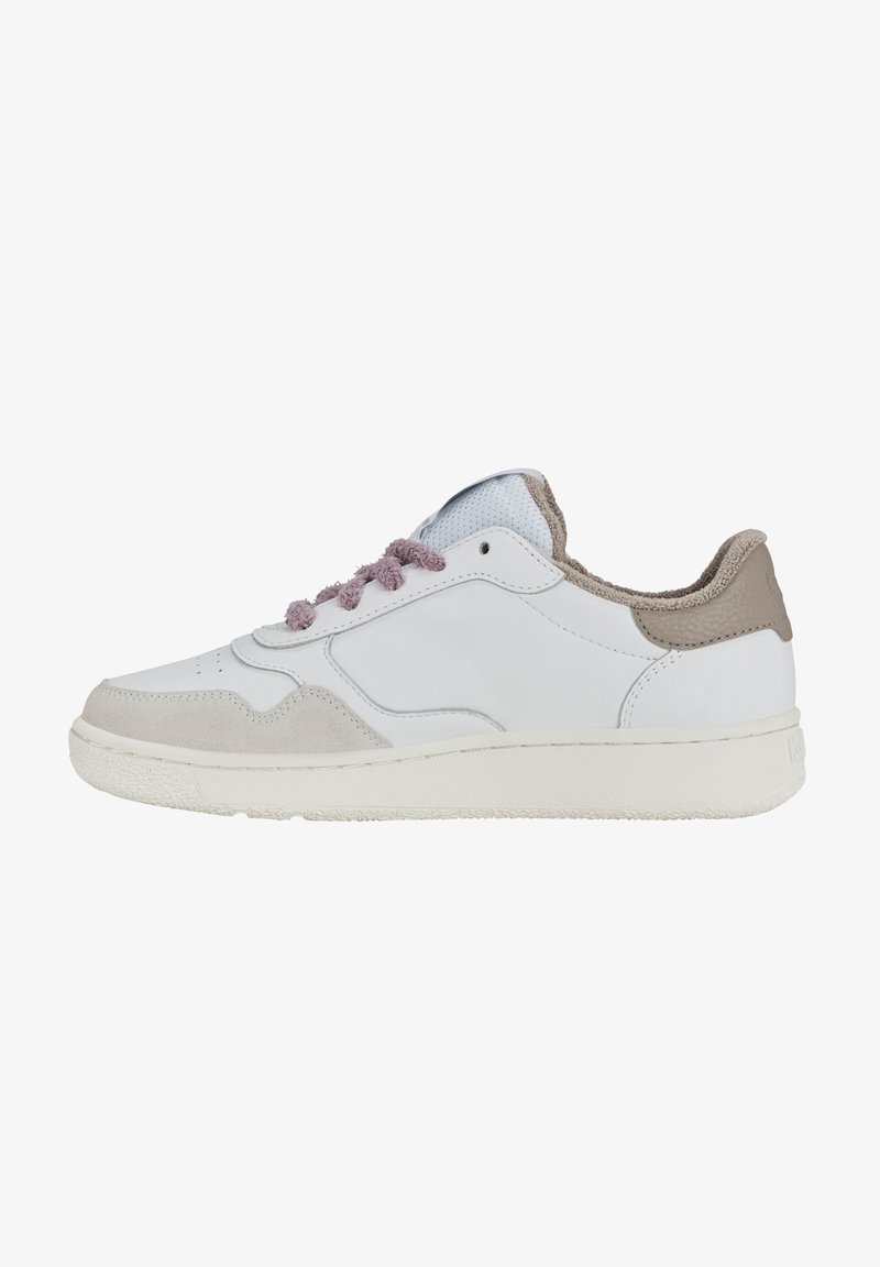 Zapatillas de cuero blancas con detalles de ante gris claro, cordones morados, suela texturizada y lengua de malla. Diseño clásico de corte bajo.