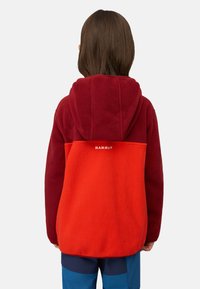 Roter und burgunderfarbener Fleece-Hoodie mit Kapuze, ausgestattet mit einem einfarbigen Design und dem Markennamen "Mammut" auf der Rückseite in Weiß.