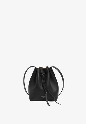 Juodas odinis kibirėlis su virvės uždarymu, dvi petnešos ir iškilniu prekės ženklu priekyje. Lygus paviršius, apvalios formos.