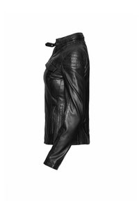 Crna kožna jakna sa patentnim zatvaračem sprijeda, kvadratnim detaljima na ramenima i bočnim džepovima. Glatka tekstura s prianjajućim dizajnom.