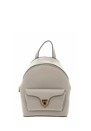 Petit sac à dos en cuir gris clair avec poche avant et fermeture à boucle dorée, poignée de transport et fermeture éclair supérieure.