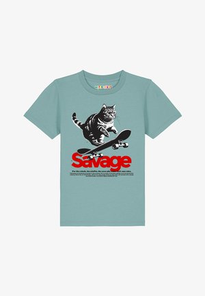 Chat sautant sur un skateboard au-dessus du texte rouge vif « Savage » sur un T-shirt enfant à manches courtes bleu clair avec un petit slogan motivant en dessous.