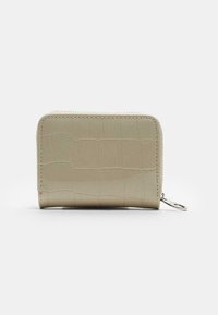 Beige Brieftasche im Krokodilmuster mit Reißverschluss und silbernen Hardware-Details, aus glattem, strukturiertem Material. Kompakte rechteckige Form.