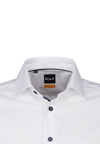 Camicia bianca con una vestibilità moderna, colletto button-down, dettagli dei bottoni in blu navy e un contrasto nella parte interna del colletto. Etichetta di taglia 38 inclusa.