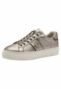 Sneaker bassa metallizzata argento con punta rotonda, suola bianca piatta e chiusura con lacci. Presenta logo in rilievo e cuciture decorative.