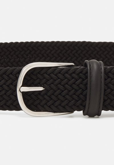 Schwarzer gewebter Gürtel aus elastischem Material mit einer silberfarbenen Metallbeschläge und einer schwarzen Lederlasche zur Anpassung. Strukturiertes Design.
