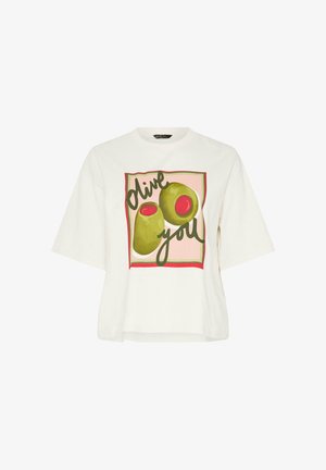 T-shirt blanc à manches courtes avec un graphisme de deux olives vertes avec des piments rouges et le texte « olive you » à l’intérieur d’un carré rose et rouge.