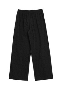 Schwarze weit geschnittene Hose mit elastischem Bund, die ein gesticktes Blumenmuster und einen strukturierten Stoff aufweist.