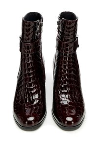 Burgundské kotníkové boty s lesklou texturou s hadím vzorem. Mají boční zip a přezku pro úpravu velikosti.