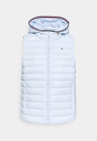 Vaaleansininen hiaton toppaliivi, jossa korkea kauluksellinen huppu, etuvetoketjusuljenta ja vaakasuora tikkauskuvio. Pieni logo rinnassa.