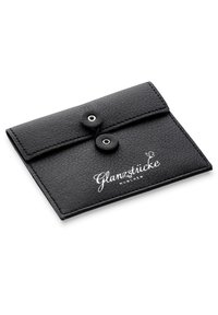 Fekete bőr tárca texturált felülettel, két nyomógombbal és a "Glanzstücke München" logóval fehér színben. Kompakt és téglalap alakú.