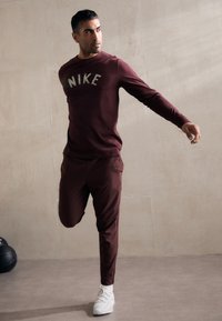 Nike Performance TEE - Μπλούζα με μακριά μανίκια - burgundy crush