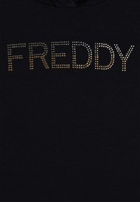 Felpa nera con cappuccio caratterizzata dalla scritta "FREDDY" in strass dorati e argentati, con una texture liscia e cappuccio regolabile.