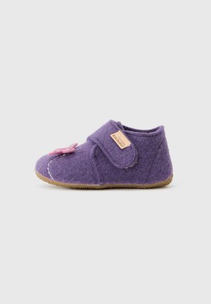Paarse vilten slipper met een klittenbandsluiting en roze bloemdetail aan de voorkant. Zachte textuur en rubberen zool voor grip.