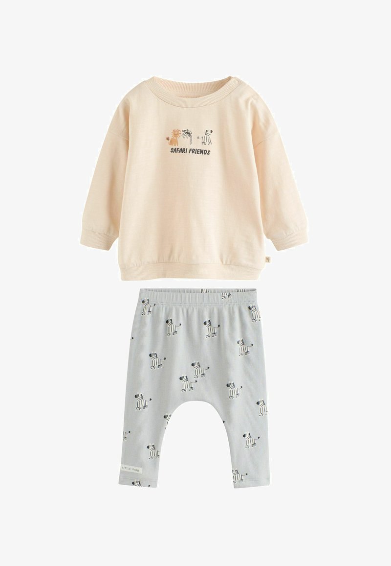 Sweat-shirt rose clair avec inscription "Safari Friends", accompagné d'un pantalon gris orné de motifs d'animaux. Tissu en coton, coupe décontractée, poignets côtelés.