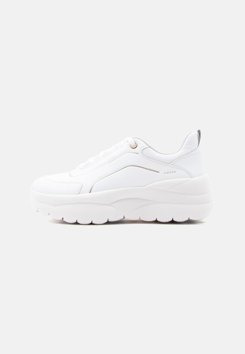 Άσπρο chunky αθλητικό παπούτσι με χοντρή σόλα, διακριτικές λεπτομέρειες ραφής, κορδόνια στο μπροστινό μέρος και λεπτομέρεια με λογότυπο στη φτέρνα,  σε απλό φόντο.