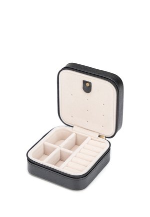 Scatola porta gioielli nera con cerniera, rivestimento interno in velluto beige, quattro scomparti e alloggi per anelli all'interno del coperchio e della base.