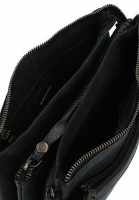 Borsa a mano in pelle nera con due scomparti, zip in tono oro e una texture liscia. Presenta tasche interne per una migliore organizzazione.