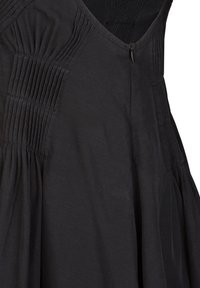 Schwarzes Kleid mit Faltendetail im Oberteil, Reißverschluss und einem fließenden Rock. Hergestellt aus leichtem, strukturiertem Stoff.