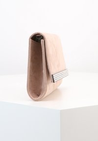 Clutch bag in suede rosa con patta piegata e accento a strisce argento. Texture liscia e fondo arrotondato, progettata per l'abbigliamento da sera.