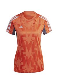 T-shirt de sport orange avec un motif géométrique, fabriqué à partir d'un tissu léger. Présente trois rayures blanches sur les épaules et un col rond.