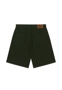 Pantaloni corti verde a righe con due tasche posteriori e un'etichetta in pelle marrone con la scritta "OBEY". Vestibilità sartoriale, texture liscia.
