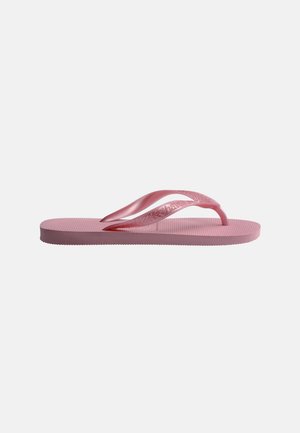 Pink gummiflipflop med tekstureret sål og Y-formet rem, designet til afslappet brug.