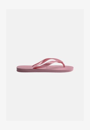 Pink gummiflipflop med tekstureret sål og Y-formet rem, designet til afslappet brug.