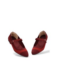 Bailarinas rojas de punto con puntera afilada, que cuentan con una correa y detalle de hebilla. Parte superior texturada y forro interior suave.