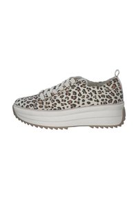 Sneaker con stampa leopardata e accenti bianchi e beige, caratterizzata da un design con lacci piatti, una suola piatta spessa e una suola in gomma texturizzata.