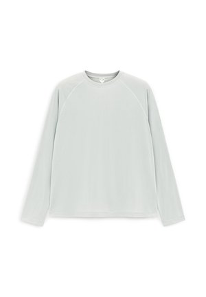 T-shirt gris clair à manches longues et col rond avec coutures raglan, étalé à plat sur un fond blanc.