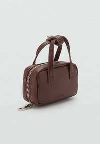 Petit sac à main rectangulaire en cuir marron avec une large fermeture éclair en argent et deux poignées nouées en haut.