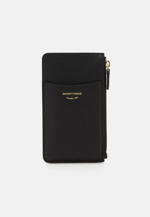 Portafoglio in pelle nera con finitura testurizzata, logo dorato sul davanti, chiusura con zip e tasca esterna per carte. Design rettangolare compatto.