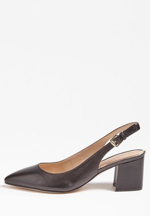Zapato slingback de cuero negro con puntera puntiaguda, correa ajustable con hebilla y tacón grueso de altura media sobre fondo blanco.