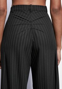 Patrizia Pepe Pantalon classique - black stripes