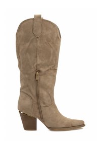 Bota vaquera de ante beige con punta puntiaguda, tacón cónico, cremallera lateral y costuras decorativas en la parte superior.