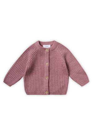 Staubrosa gestrickte Kinderstrickjacke mit langen Ärmeln und vier hölzernen Knöpfen vorne.