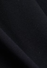 Tissu noir à la texture rugueuse, présentant un motif de tissage serré. Le matériau semble durable et épais, sans motifs ni accents visibles.