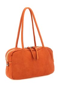 Borsa a mano in pelle arancione con superficie strutturata, chiusura con zip e due tracolle lunghe. Presenta una forma rettangolare e un design minimalista.