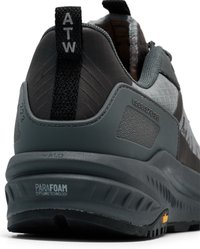 Grå sneaker med en strukturerad ovandel, som har mönstrad mesh, en vadderad krage, distinkt varumärkeslogotyp och en vadderad PARAFOAM-sula.